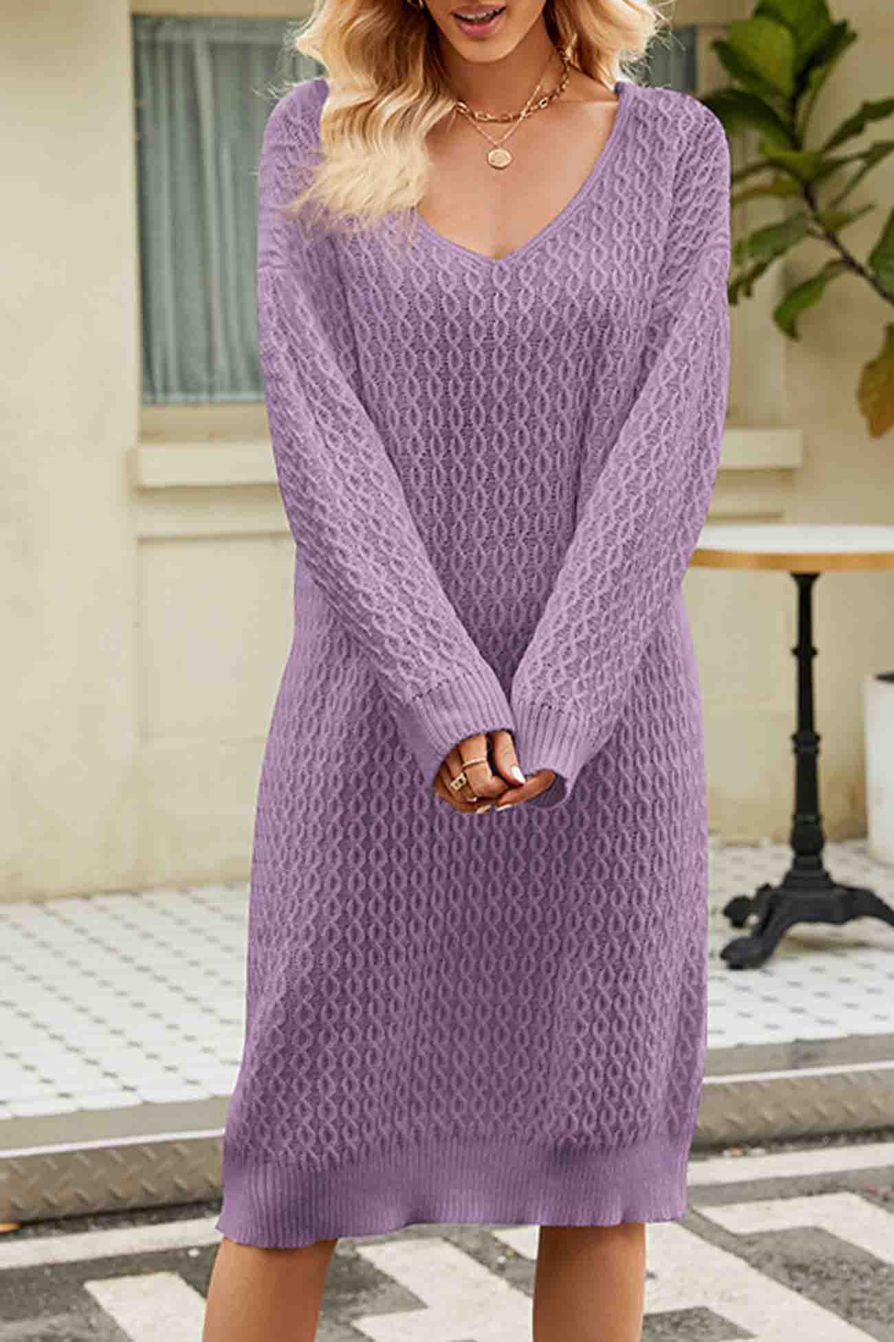 CM | Un elegante vestido jersey con un espectacular escote en V para conjuntos chic