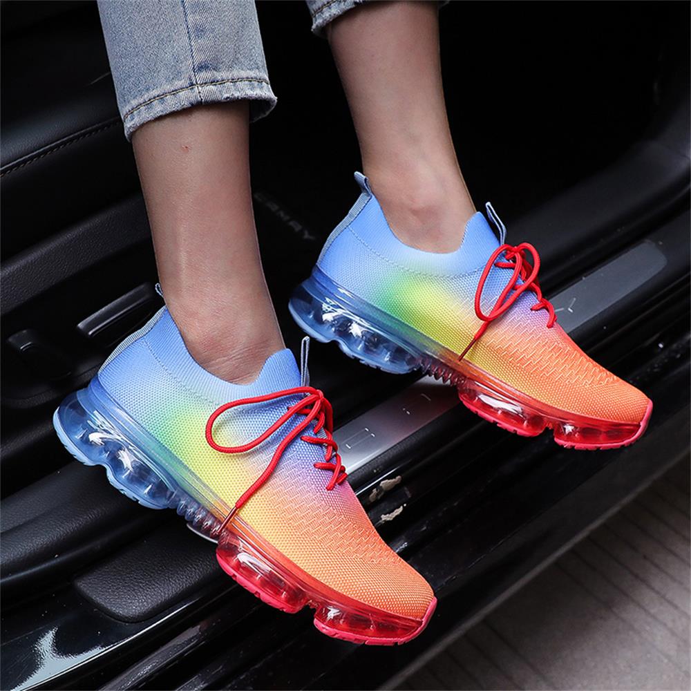 CM | Zapatillas casual con suela y cordones transparentes