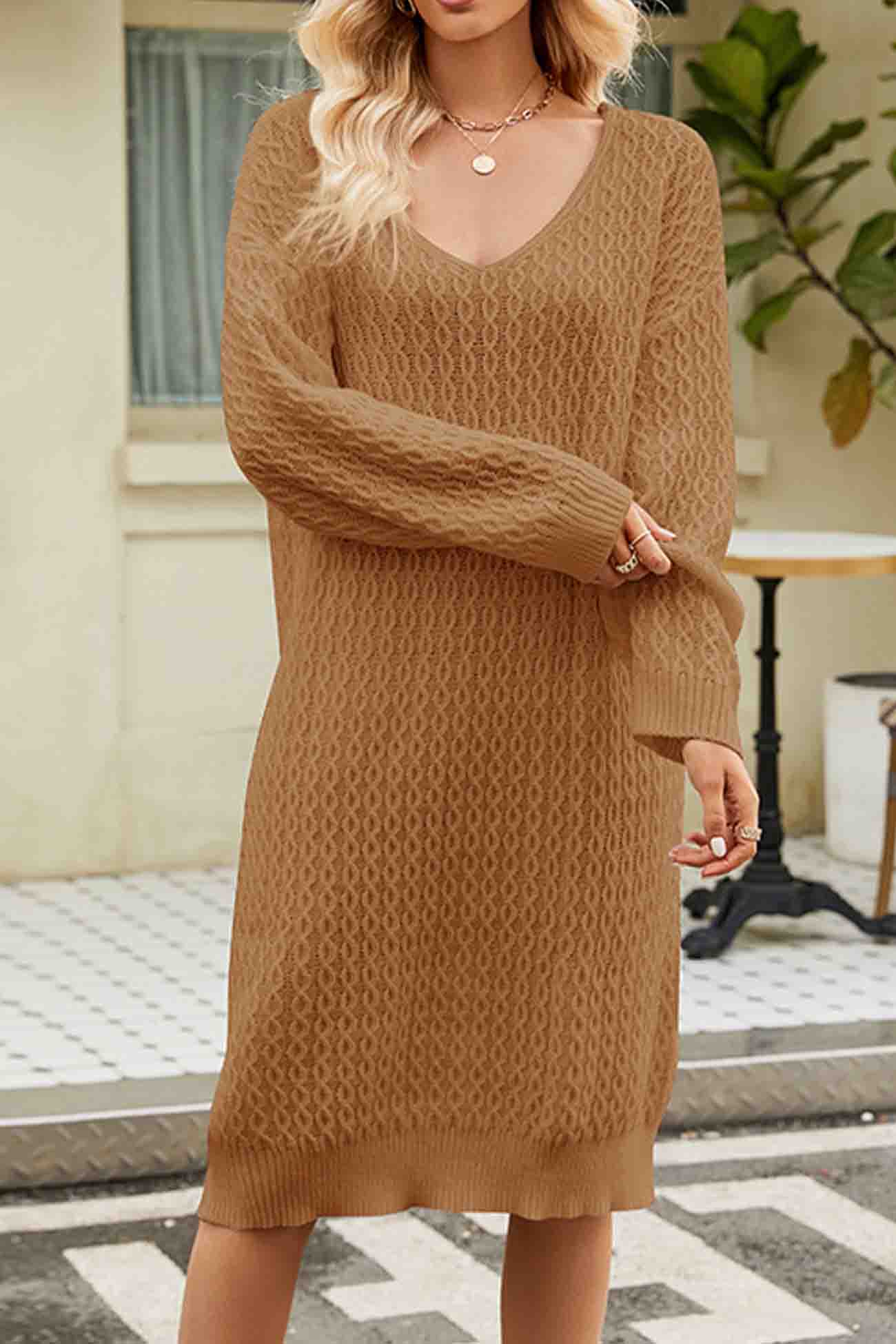 CM | Un elegante vestido jersey con un espectacular escote en V para conjuntos chic