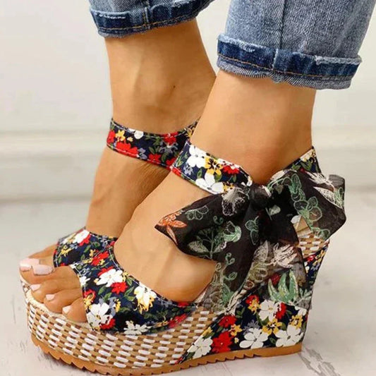 CM | | Sandalias con tacón de cuña y estampado floral