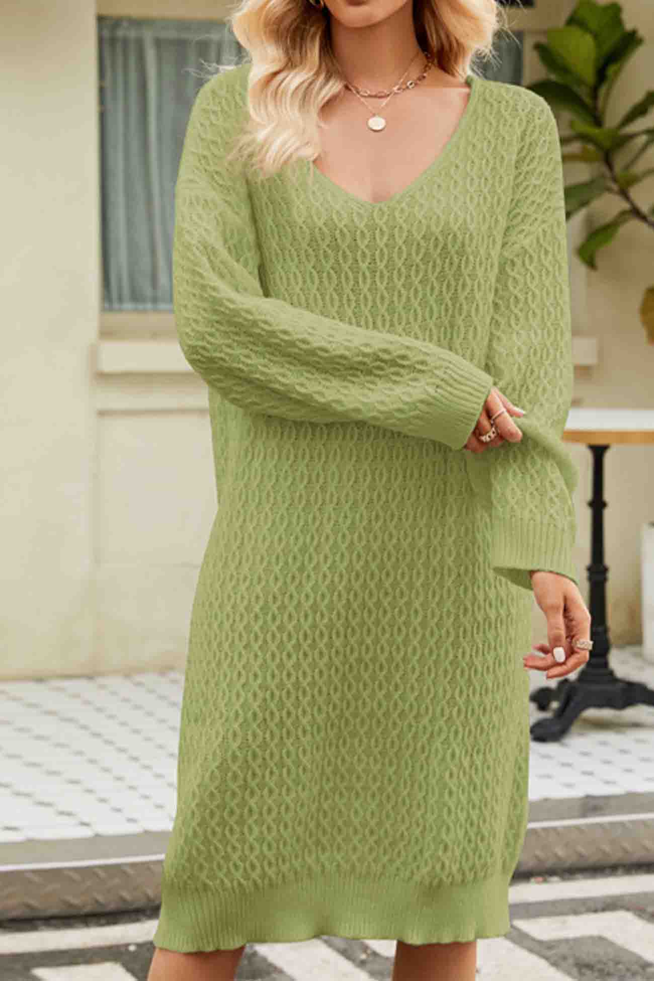 CM | Un elegante vestido jersey con un espectacular escote en V para conjuntos chic
