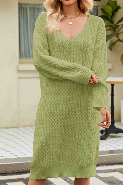 CM | Un elegante vestido jersey con un espectacular escote en V para conjuntos chic