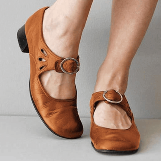 CM | Zapatos con tacón bajo y hebilla