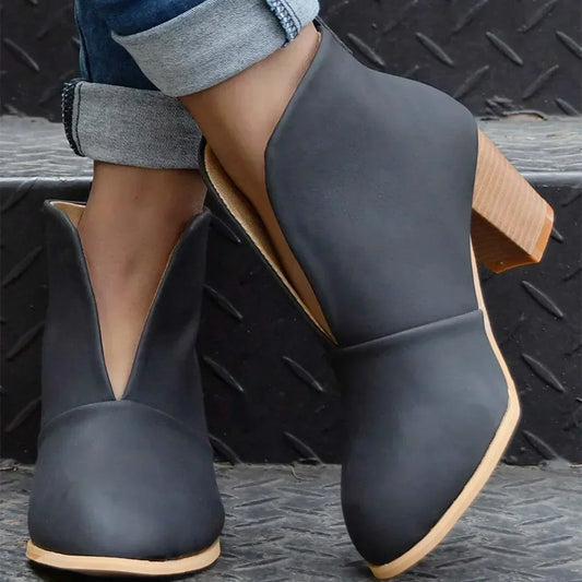 CM | Botines chic con cuello en V y tacón de bloque